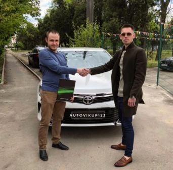 На фото пример выкупа авто. Собственник Тойоты, оставил заявку, через 3 минуты, сотрудник связался с клиентом. Владимир не заставил себя долго ждать и в скором времени был осуществлен осмотр прекрасного автомобиля. Анализ технического состояния машины занял ровно 15 минут. Договорившись по цене, приступили к оформлению и расчету наличными с хозяином авто. За долгие годы работы, подобных автомобилей выкуплено сотни. Конечно такая услуга как срочный выкуп это дешевле рыночной стоимости, но есть и свои плюсы, наличные через 30 будут у Вас в кармане. срочный выкуп авто краснодар фото