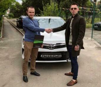 На фото пример выкупа авто. Собственник Тойоты, оставил заявку, через 3 минуты, сотрудник связался с клиентом. Владимир не заставил себя долго ждать и в скором времени был осуществлен осмотр прекрасного автомобиля. Анализ технического состояния машины занял ровно 15 минут. Договорившись по цене, приступили к оформлению и расчету наличными с хозяином авто. За долгие годы работы, подобных автомобилей выкуплено сотни. Конечно такая услуга как срочный выкуп это дешевле рыночной стоимости, но есть и свои плюсы, наличные через 30 будут у Вас в кармане. срочный выкуп авто краснодар фото